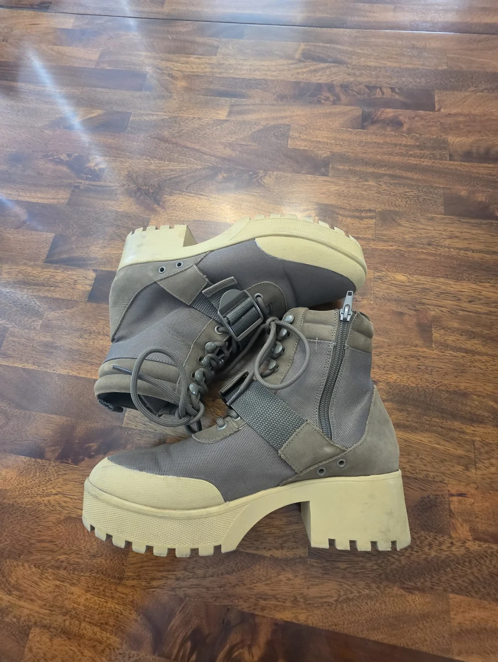 Steve Madden Taupe Lace-Up Chunky Lug Heel‎ Boots 9.5  **read Description